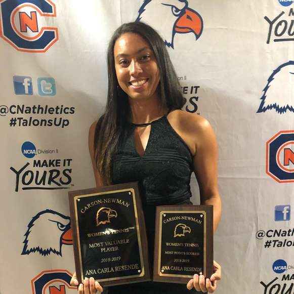Ana Carla Resende — formatura na Carson-Newman University, EUA